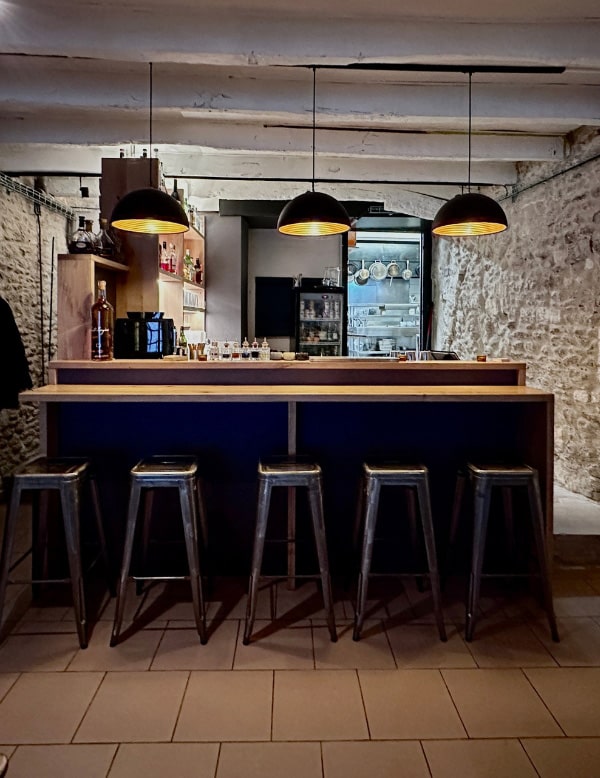 konoisseur accueillir bar restaurant origins