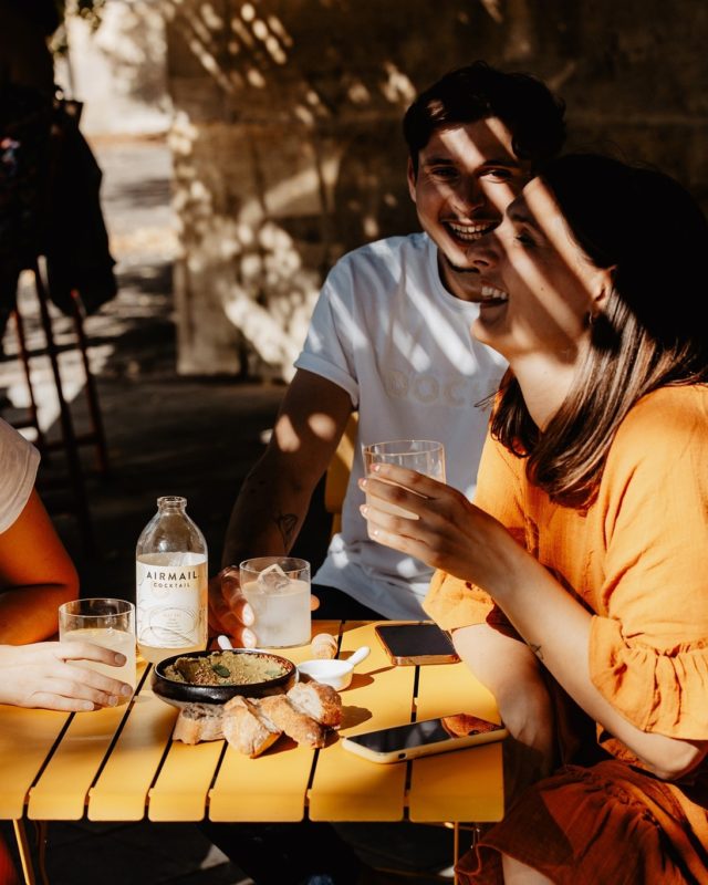 Il y a des moments qui marquent, des instants où le temps semble s’arrêter. Un apéro entre amis, des rires partagés, et un @airmailcocktail en main… Voilà ce qui rend chaque terrasse spéciale. 

Chez Konoisseur, nous créons ces moments où l’on savoure chaque gorgée, mais surtout l’ambiance unique qui nous entoure. L’été est fait pour se détendre, se retrouver, et vivre des instants authentiques. 

Chaque projet que nous menons vise à offrir une expérience qui dépasse les attentes, à partager cette joie simple et vraie de se retrouver autour d’un verre. Parce qu’au-delà des cocktails, c’est l’expérience que nous voulons offrir. L’été n’est jamais complet sans ces instants précieux. On vous attend pour partager cela avec nous.

#KonoisseurExperience #AirmailCocktail #MomentsAuthentiques
#ApéroEnTerrasse #CocktailTime #SaveursPartagées #InstantMagique
#PartageDeMoment #LétéKonoisseur #CocktailLovers
#Convivialité #SavourerLInstant