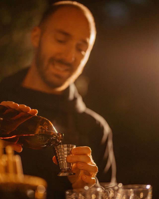 Une promesse de précision et de créativité. 
Ce moment où Germain sert un cocktail n’est pas simplement un acte de service, c’est une expérience. 
C’est l’expertise, un savoir-faire transmis de génération en génération, et un engagement à offrir l’excellence dans chaque geste. 
L’aboutissement d’une passion, d’un travail d’équipe, et d’une recherche constante de perfection. 

#ExpertiseKonoisseur #CocktailAvecPassion #SavoirFaire