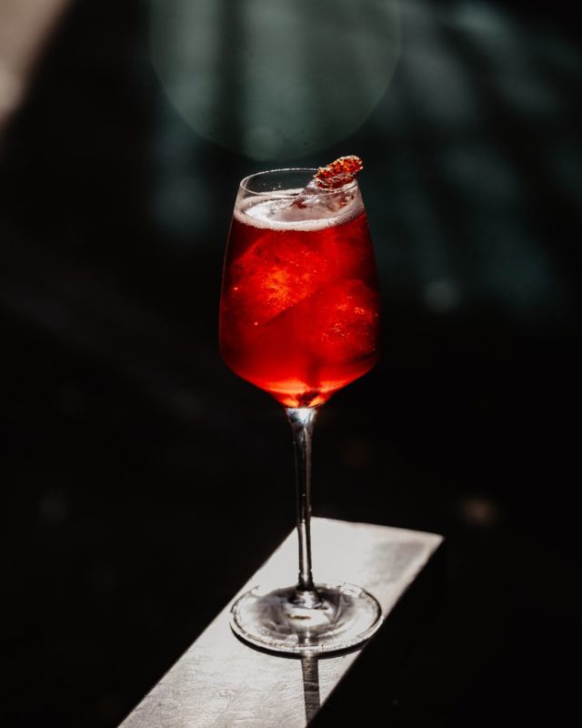 Une rencontre entre simplicité et sophistication. 
Le contraste entre vivacité et sobriété.
Ce rouge intense, ce fond sombre... Nous éveillons vos sens, sans jamais en faire trop. 

Pas de fioritures, juste l’essentiel : des ingrédients parfaits, une main experte, et cette volonté de créer une expérience qui touche l’âme. Un goût pur, une texture soyeuse, une émotion qui s’installe dans le temps.

Créateurs d'expériences liquides, nous croyons que les moments les plus précieux ne sont pas ceux qui attirent l'attention, mais ceux où l'on se laisse simplement porter par l’instant. 

Et vous, quel est votre instant privilégié ?

#PhilosophieKonoisseur #SimplicitéÉlégante #excellenceliquide #konoisseur #origins #cocktails